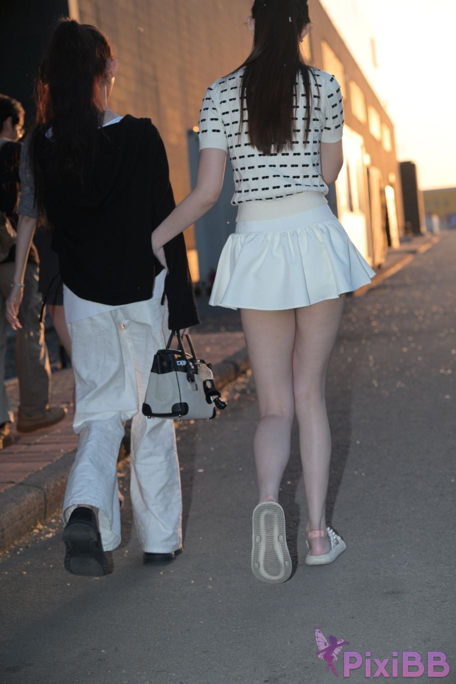 Featured Street Photography Works No.5810 Sweet Sisters Extra Long Legs PixiBB.COM 055