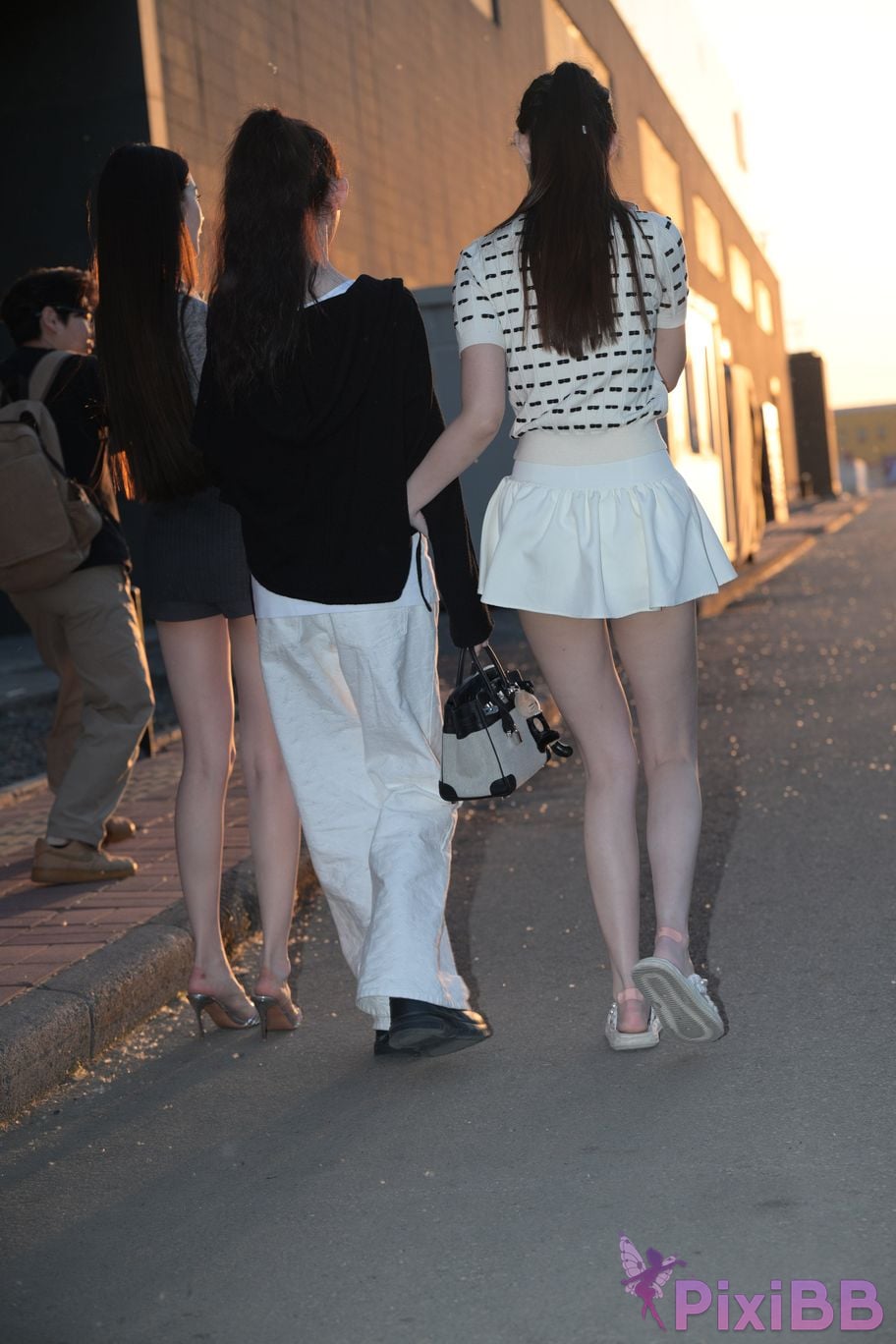 Featured Street Photography Works No.5810 Sweet Sisters Extra Long Legs PixiBB.COM 057