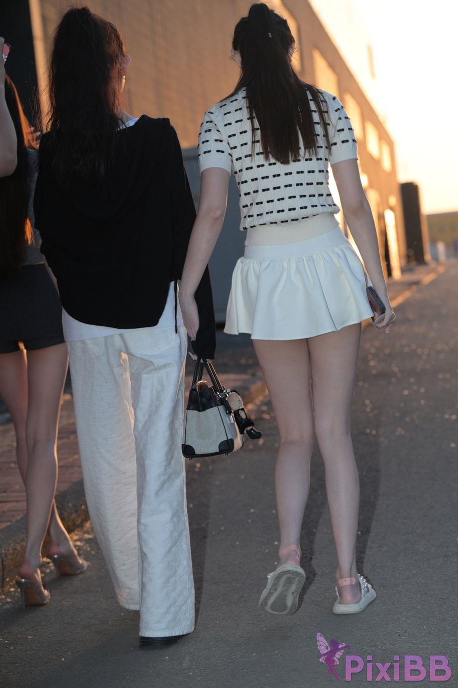 Featured Street Photography Works No.5810 Sweet Sisters Extra Long Legs PixiBB.COM 060