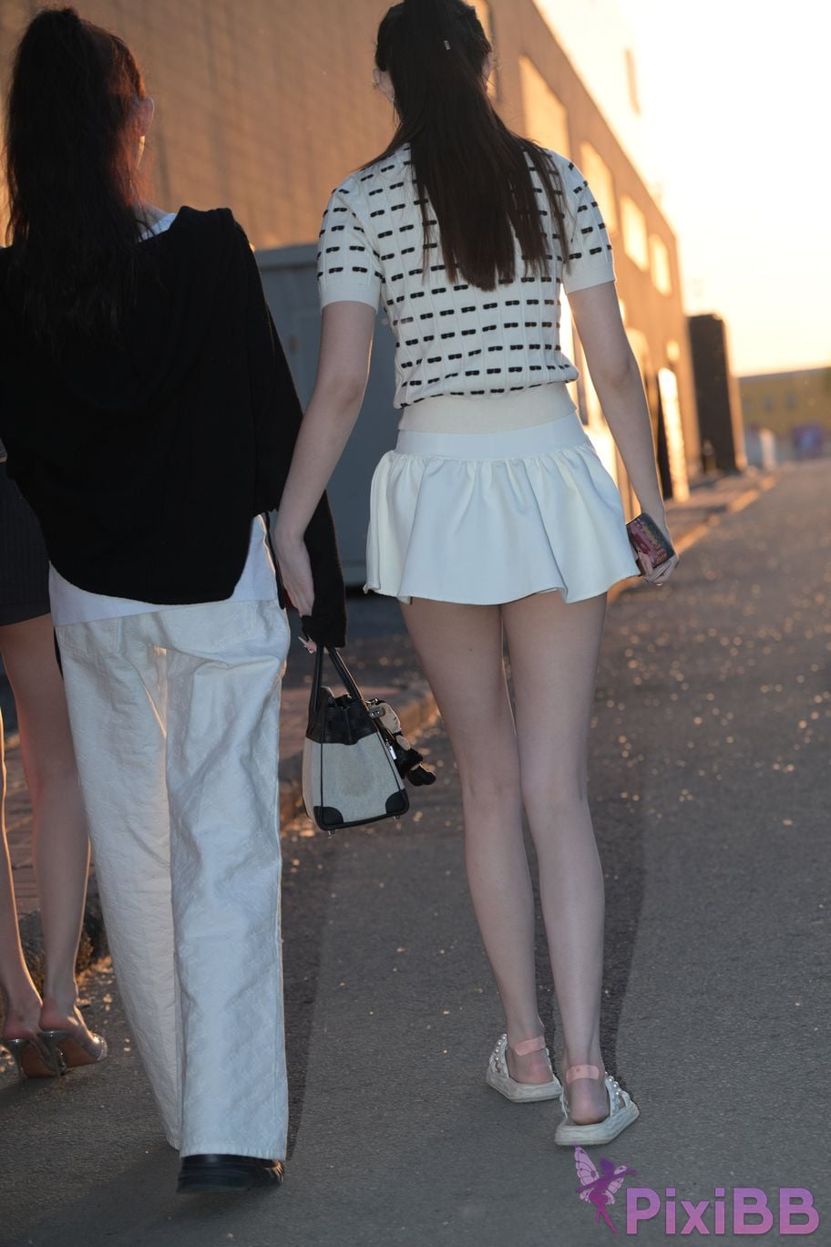 Featured Street Photography Works No.5810 Sweet Sisters Extra Long Legs PixiBB.COM 061