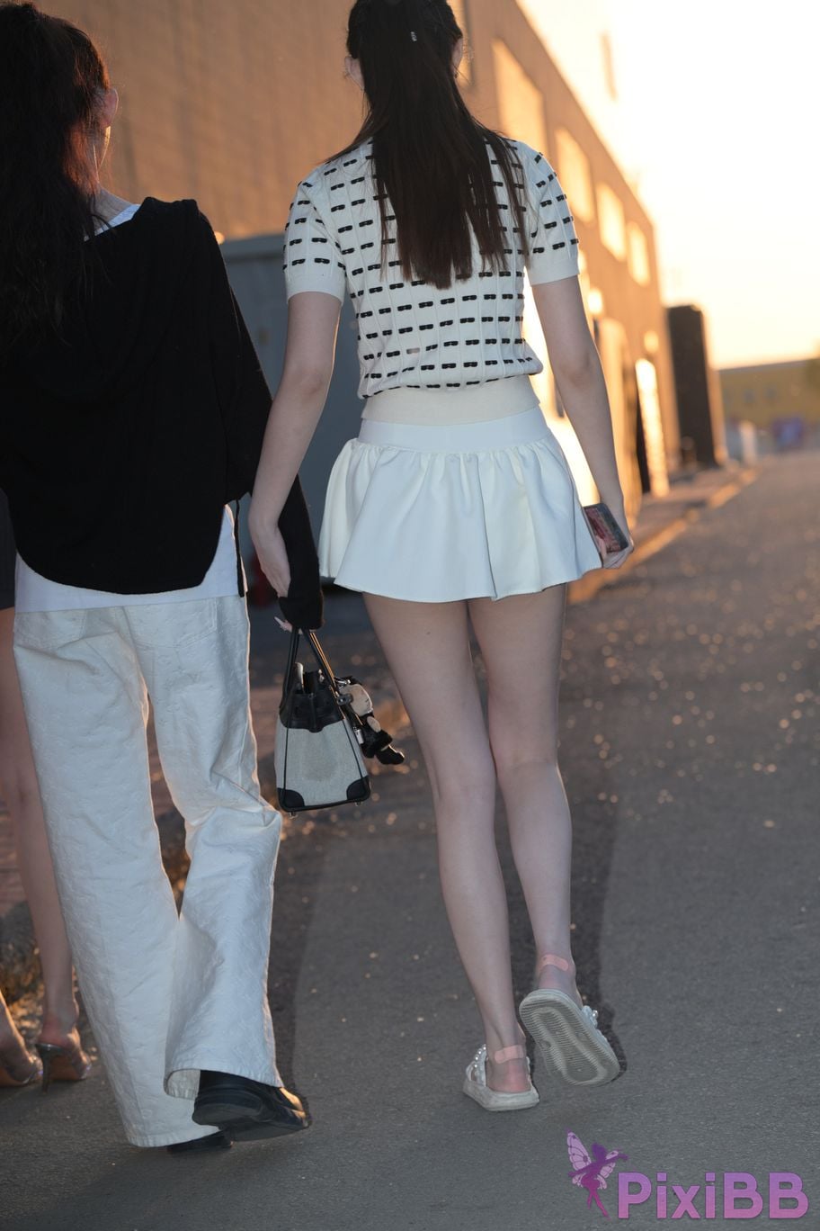 Featured Street Photography Works No.5810 Sweet Sisters Extra Long Legs PixiBB.COM 062