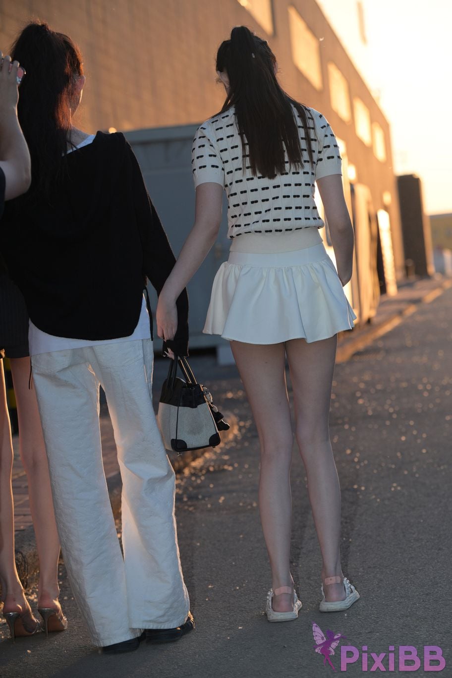 Featured Street Photography Works No.5810 Sweet Sisters Extra Long Legs PixiBB.COM 064
