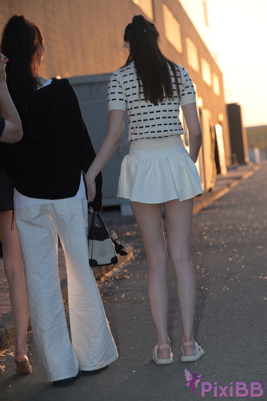 Featured Street Photography Works No.5810 Sweet Sisters Extra Long Legs PixiBB.COM 065