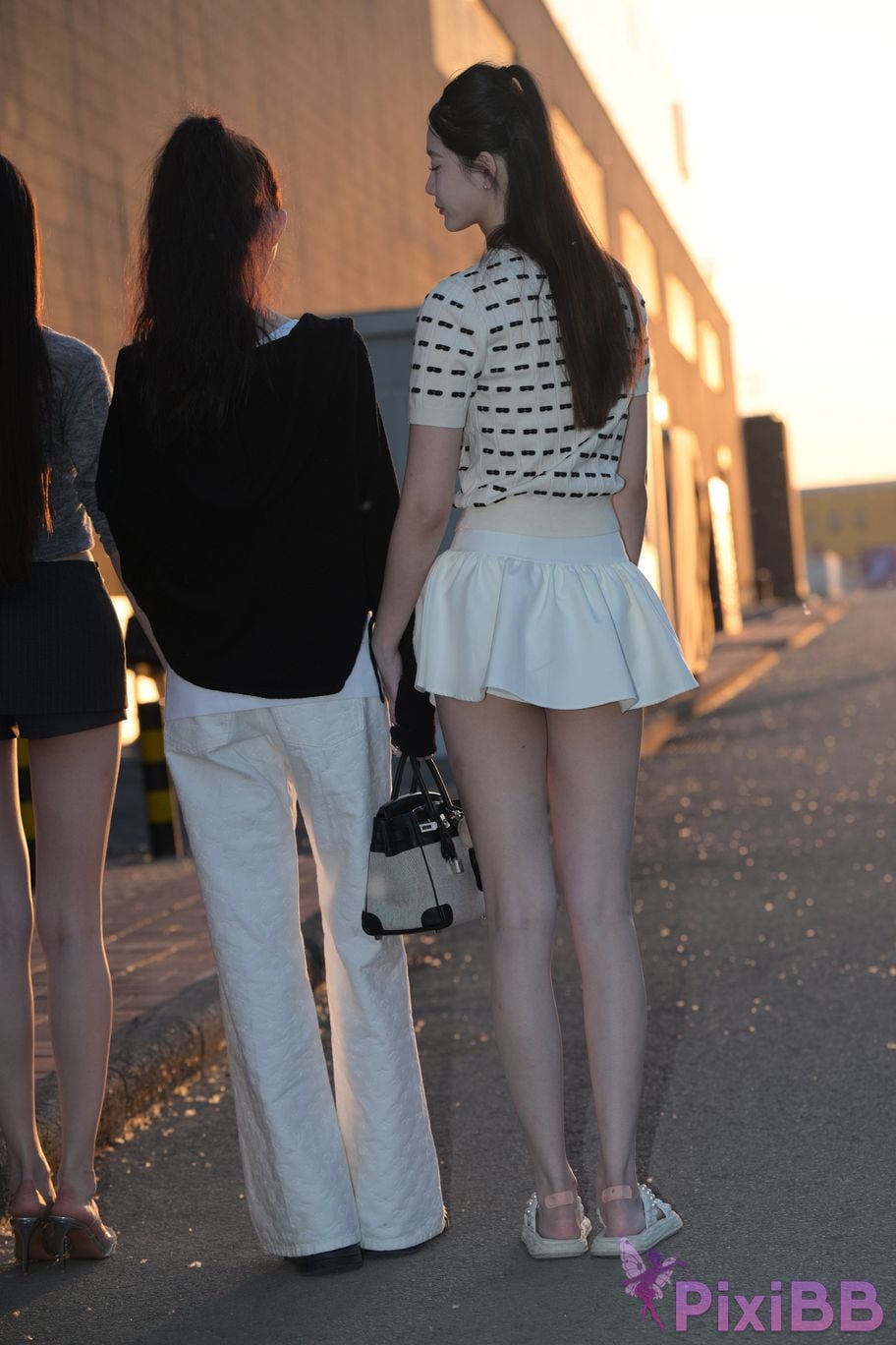 Featured Street Photography Works No.5810 Sweet Sisters Extra Long Legs PixiBB.COM 066