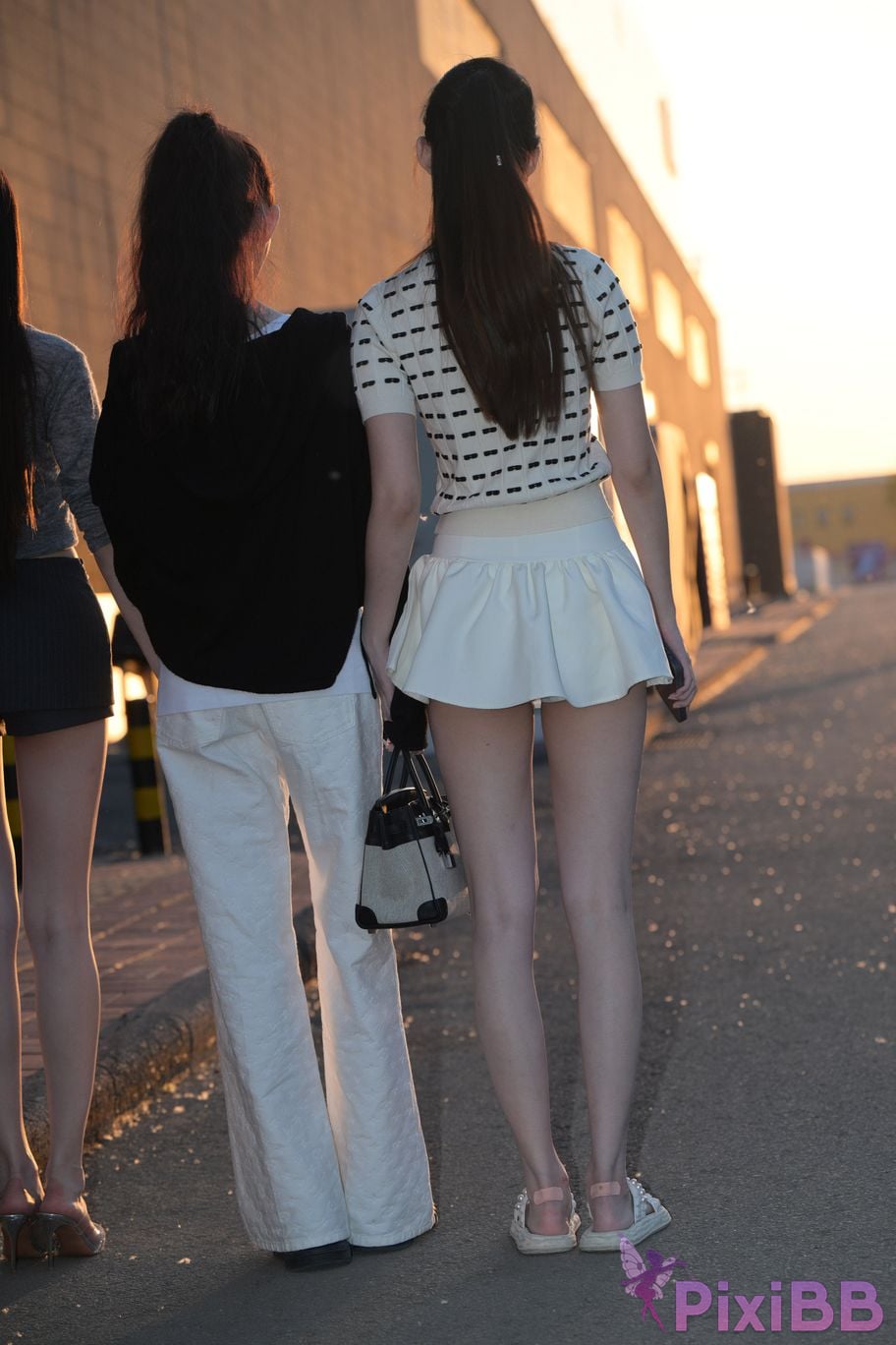 Featured Street Photography Works No.5810 Sweet Sisters Extra Long Legs PixiBB.COM 067