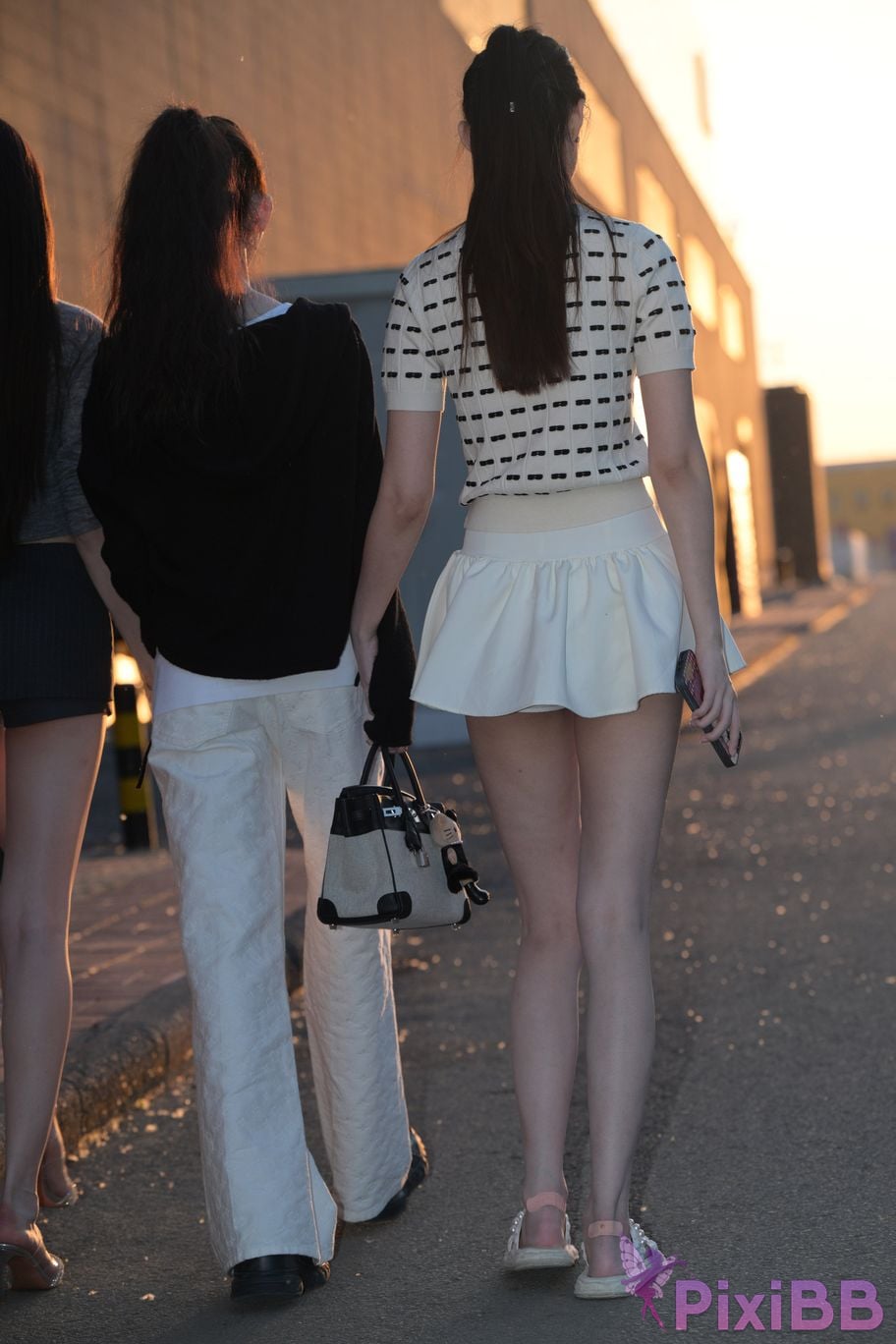 Featured Street Photography Works No.5810 Sweet Sisters Extra Long Legs PixiBB.COM 068