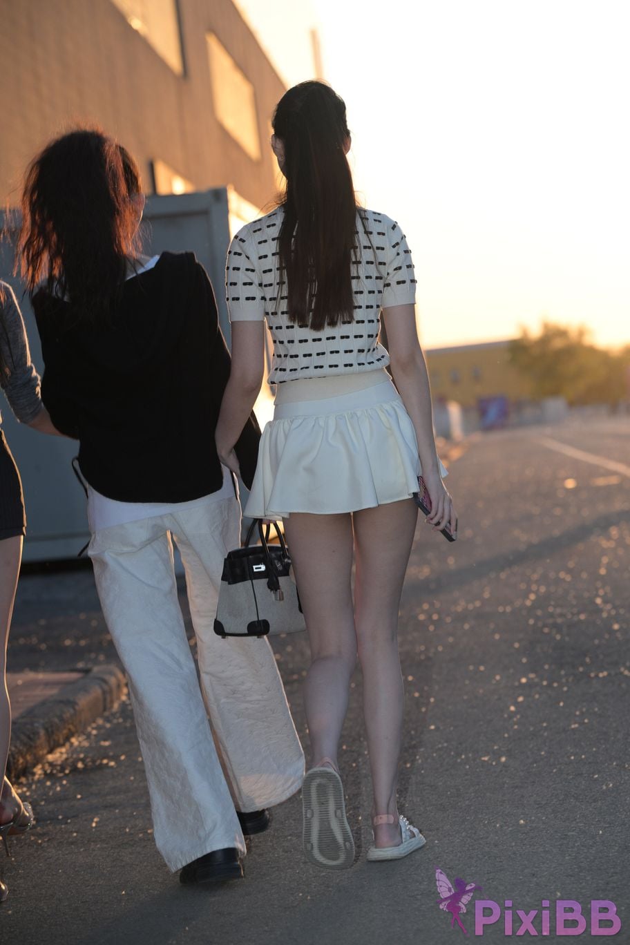 Featured Street Photography Works No.5810 Sweet Sisters Extra Long Legs PixiBB.COM 071