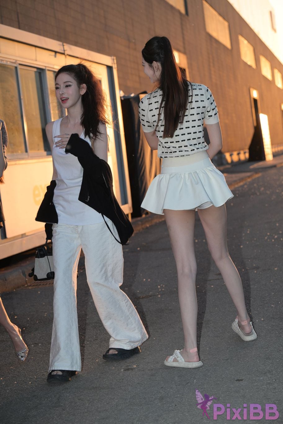 Featured Street Photography Works No.5810 Sweet Sisters Extra Long Legs PixiBB.COM 084