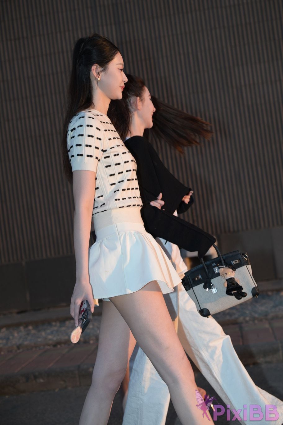 Featured Street Photography Works No.5810 Sweet Sisters Extra Long Legs PixiBB.COM 105