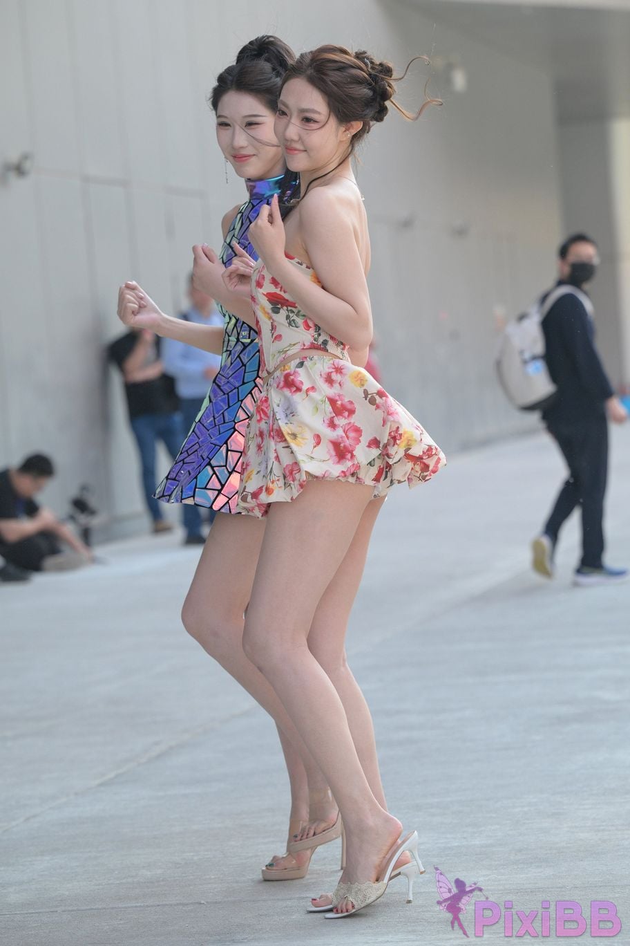 Featured Street Photography Works No.5831 Cool beauty in floral skirt PixiBB.COM 001