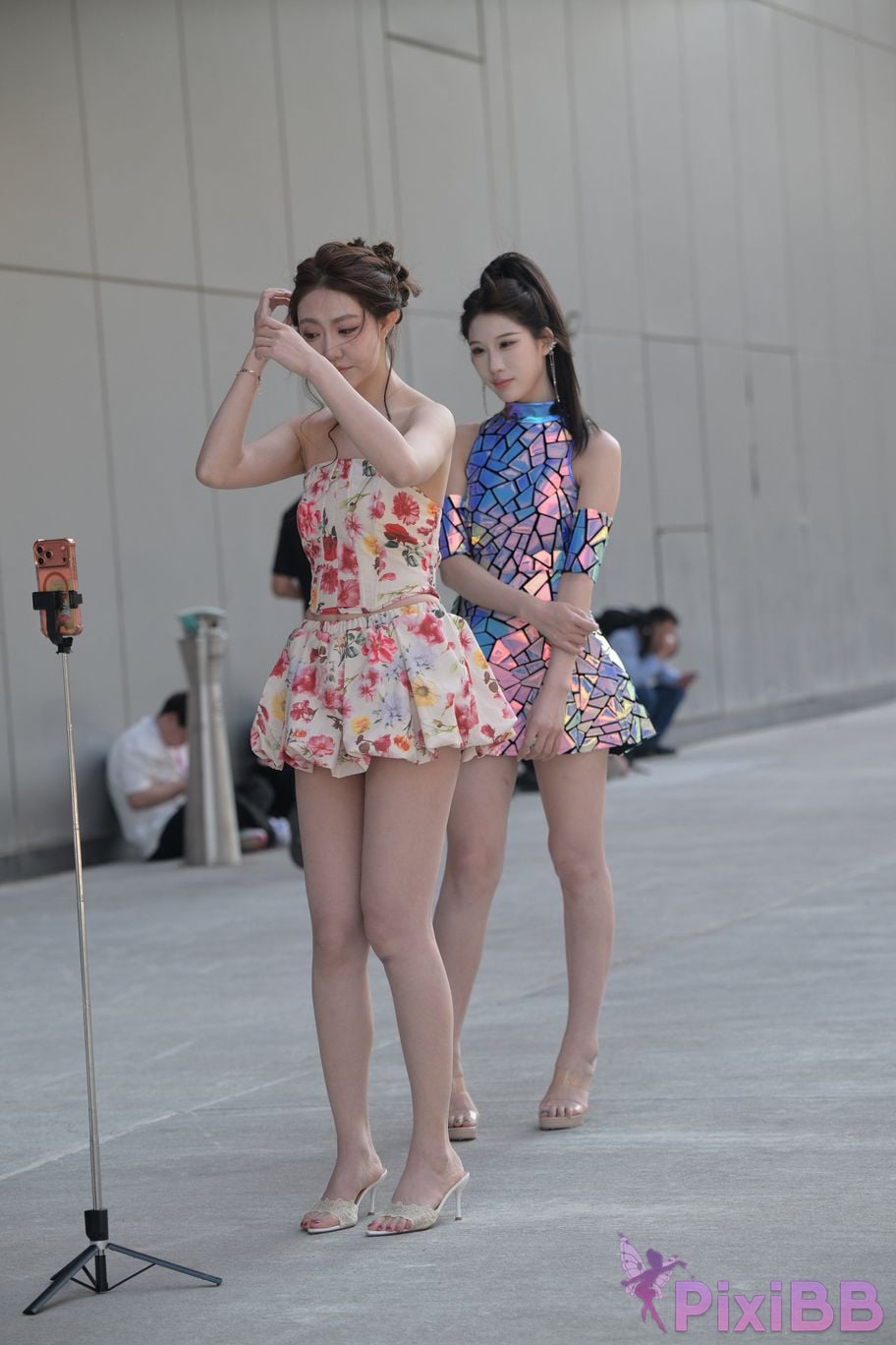 Featured Street Photography Works No.5831 Cool beauty in floral skirt PixiBB.COM 003