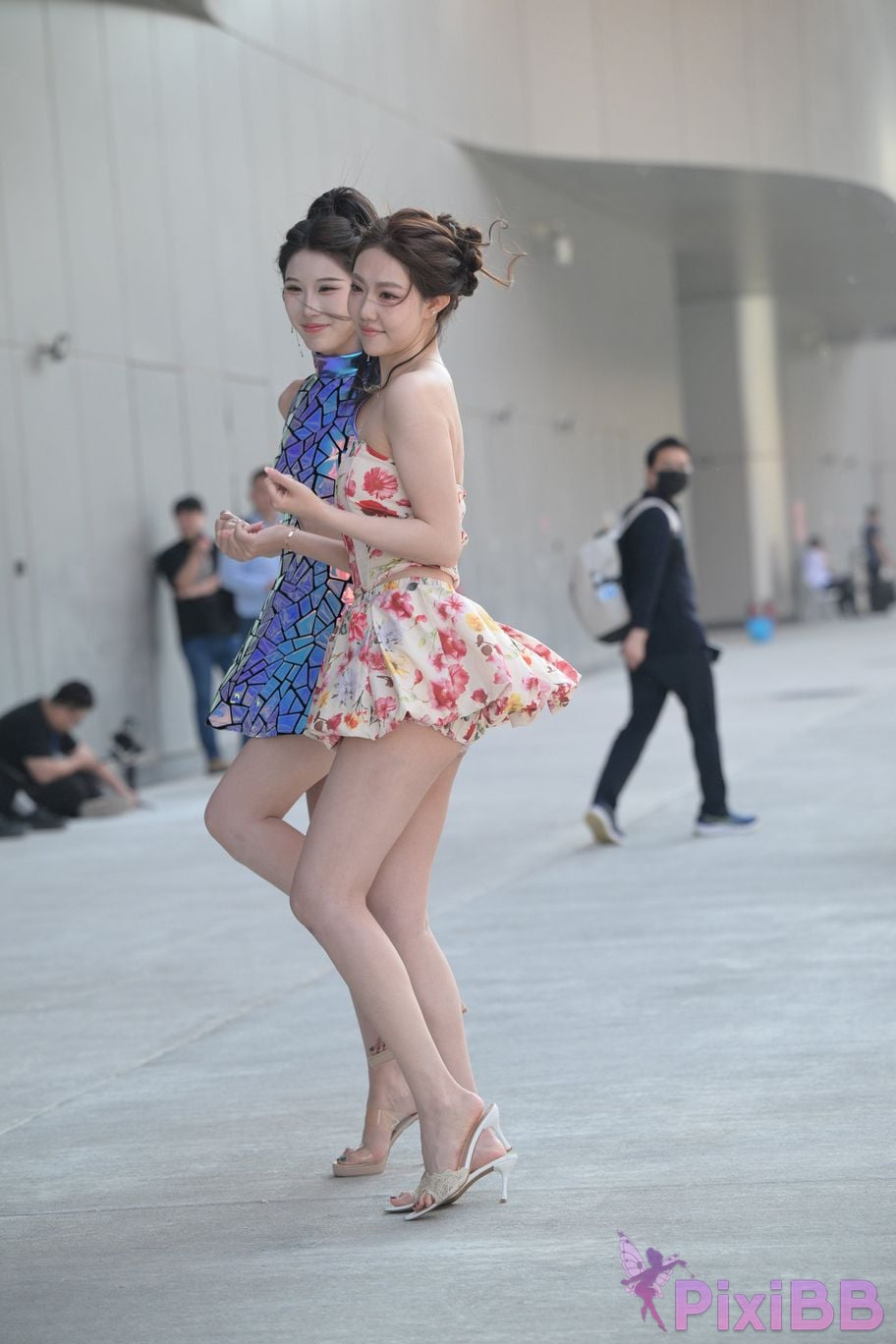 Featured Street Photography Works No.5831 Cool beauty in floral skirt PixiBB.COM 012