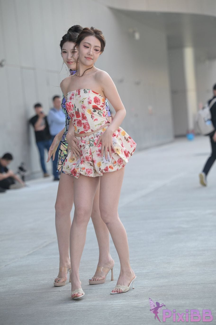 Featured Street Photography Works No.5831 Cool beauty in floral skirt PixiBB.COM 014