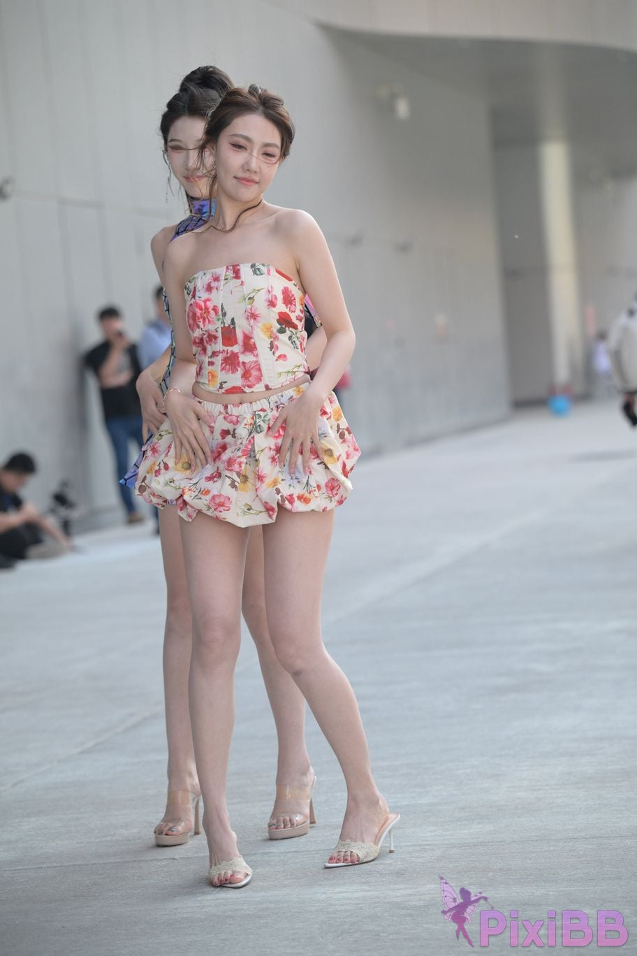 Featured Street Photography Works No.5831 Cool beauty in floral skirt PixiBB.COM 015