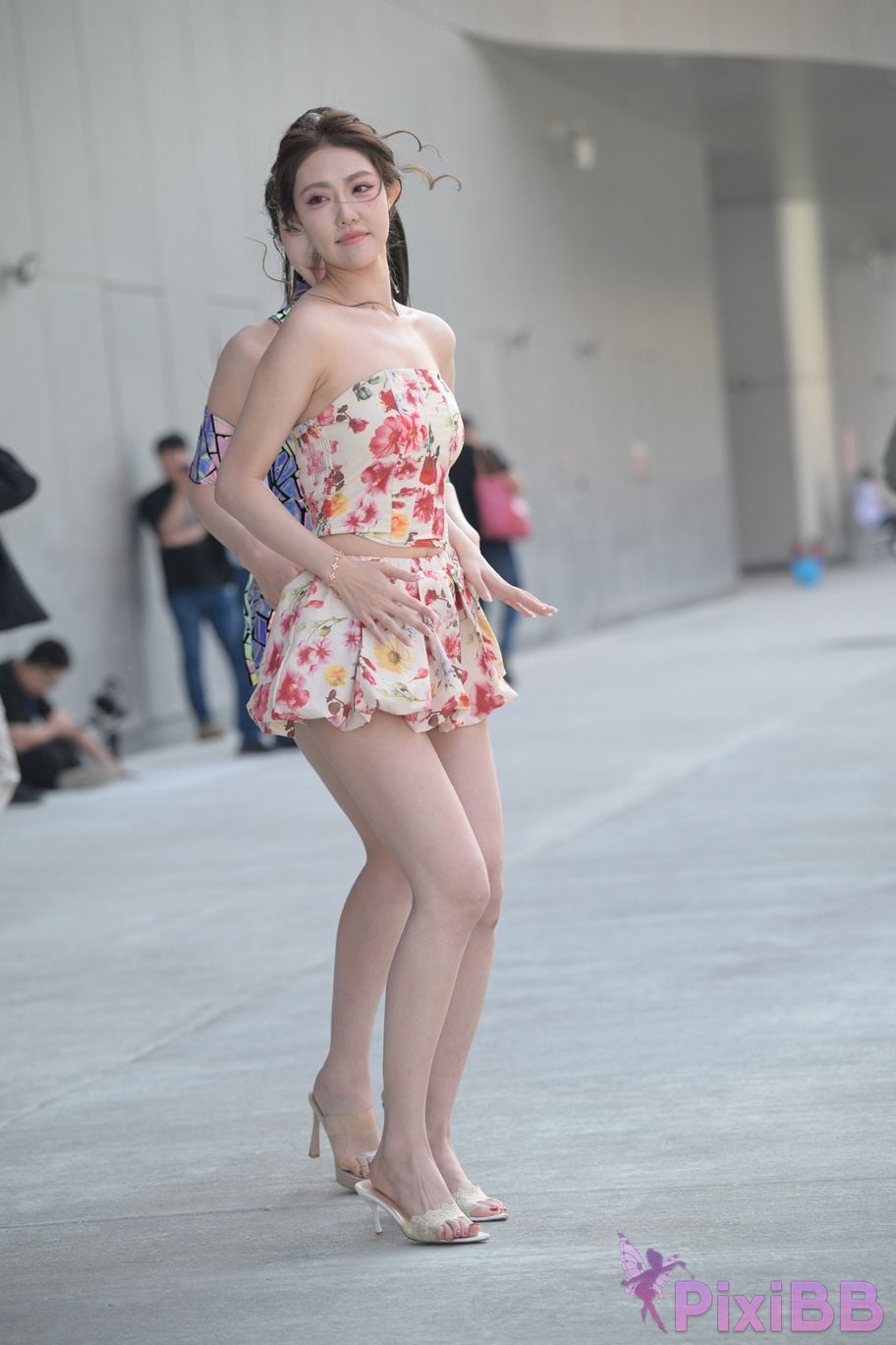 Featured Street Photography Works No.5831 Cool beauty in floral skirt PixiBB.COM 017