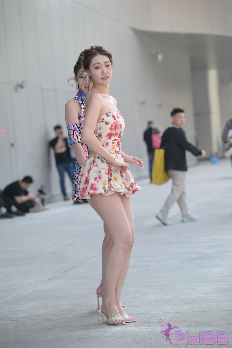 Featured Street Photography Works No.5831 Cool beauty in floral skirt PixiBB.COM 025