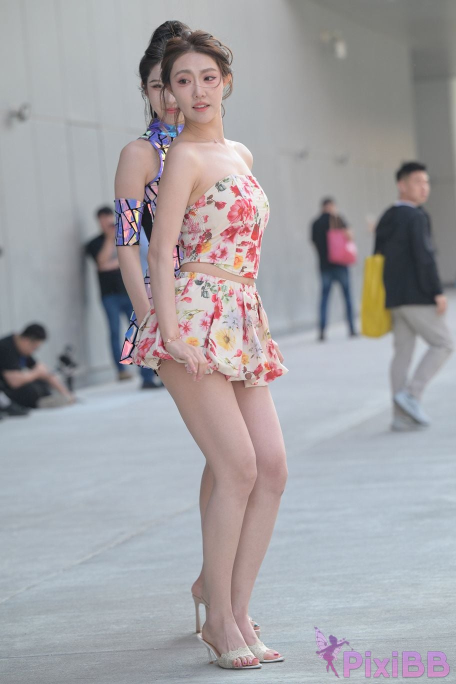 Featured Street Photography Works No.5831 Cool beauty in floral skirt PixiBB.COM 026