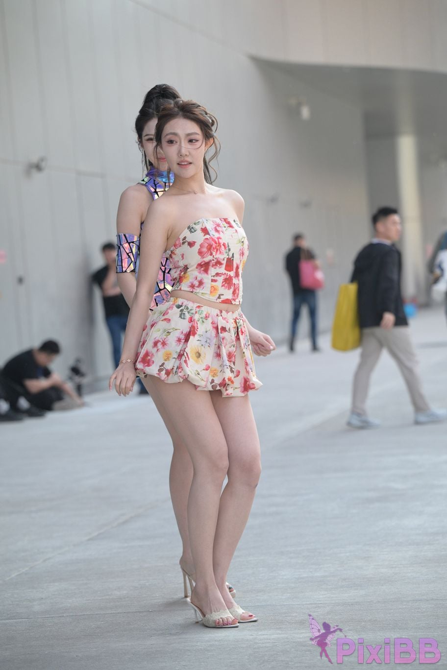 Featured Street Photography Works No.5831 Cool beauty in floral skirt PixiBB.COM 027