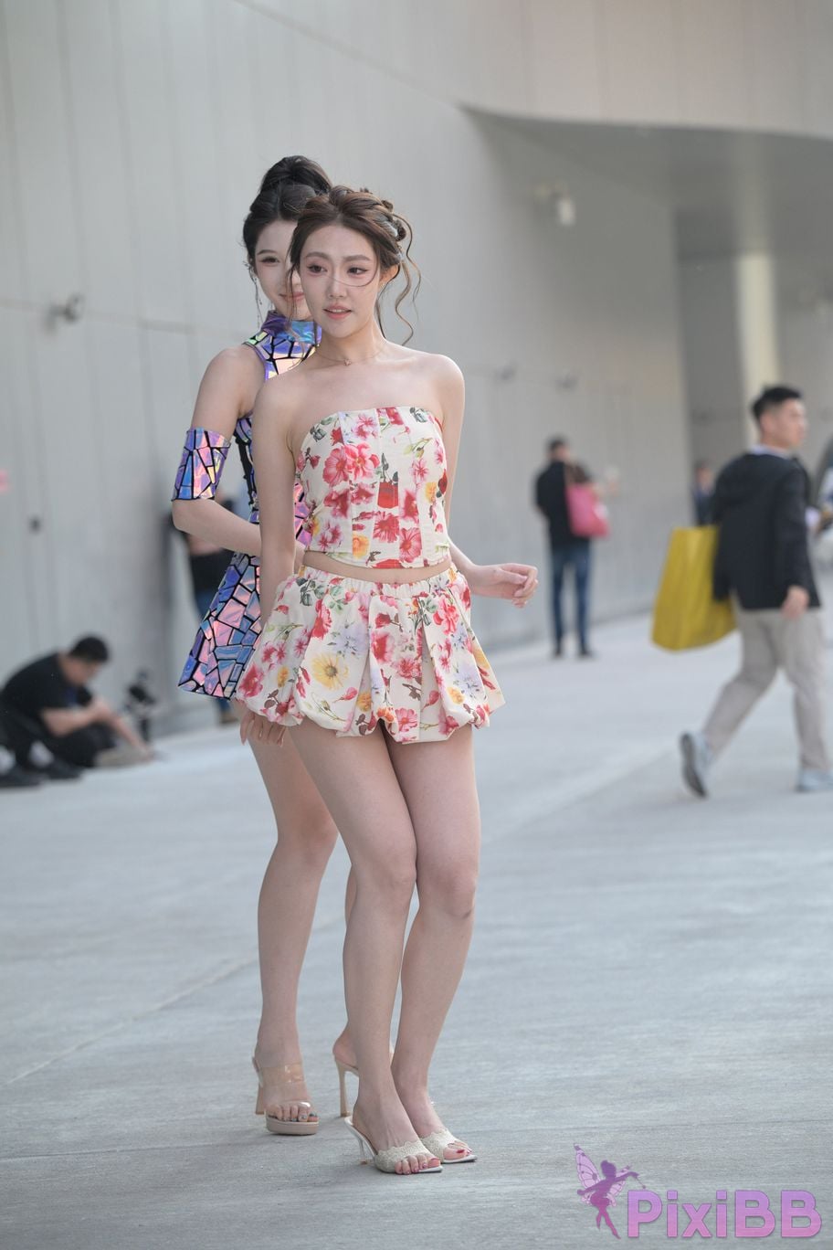 Featured Street Photography Works No.5831 Cool beauty in floral skirt PixiBB.COM 028