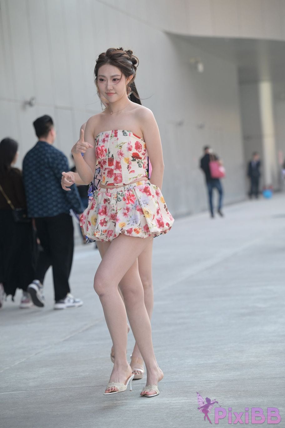 Featured Street Photography Works No.5831 Cool beauty in floral skirt PixiBB.COM 032