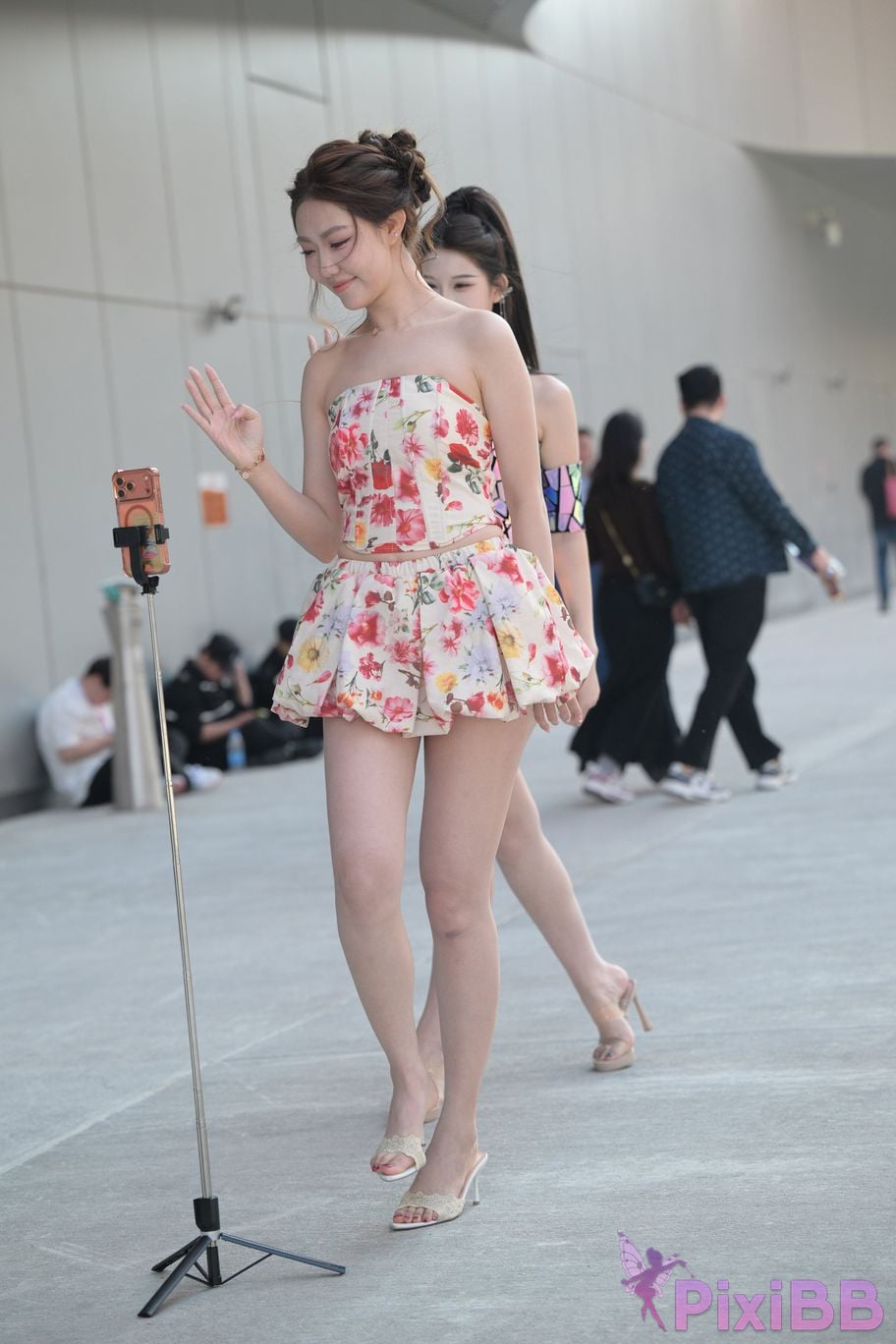 Featured Street Photography Works No.5831 Cool beauty in floral skirt PixiBB.COM 034