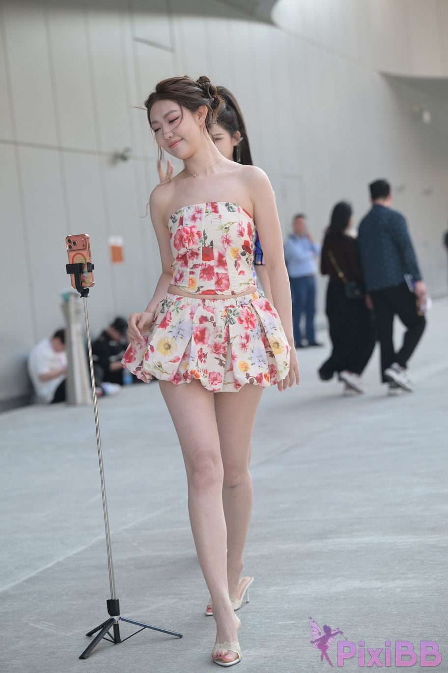 Featured Street Photography Works No.5831 Cool beauty in floral skirt PixiBB.COM 035