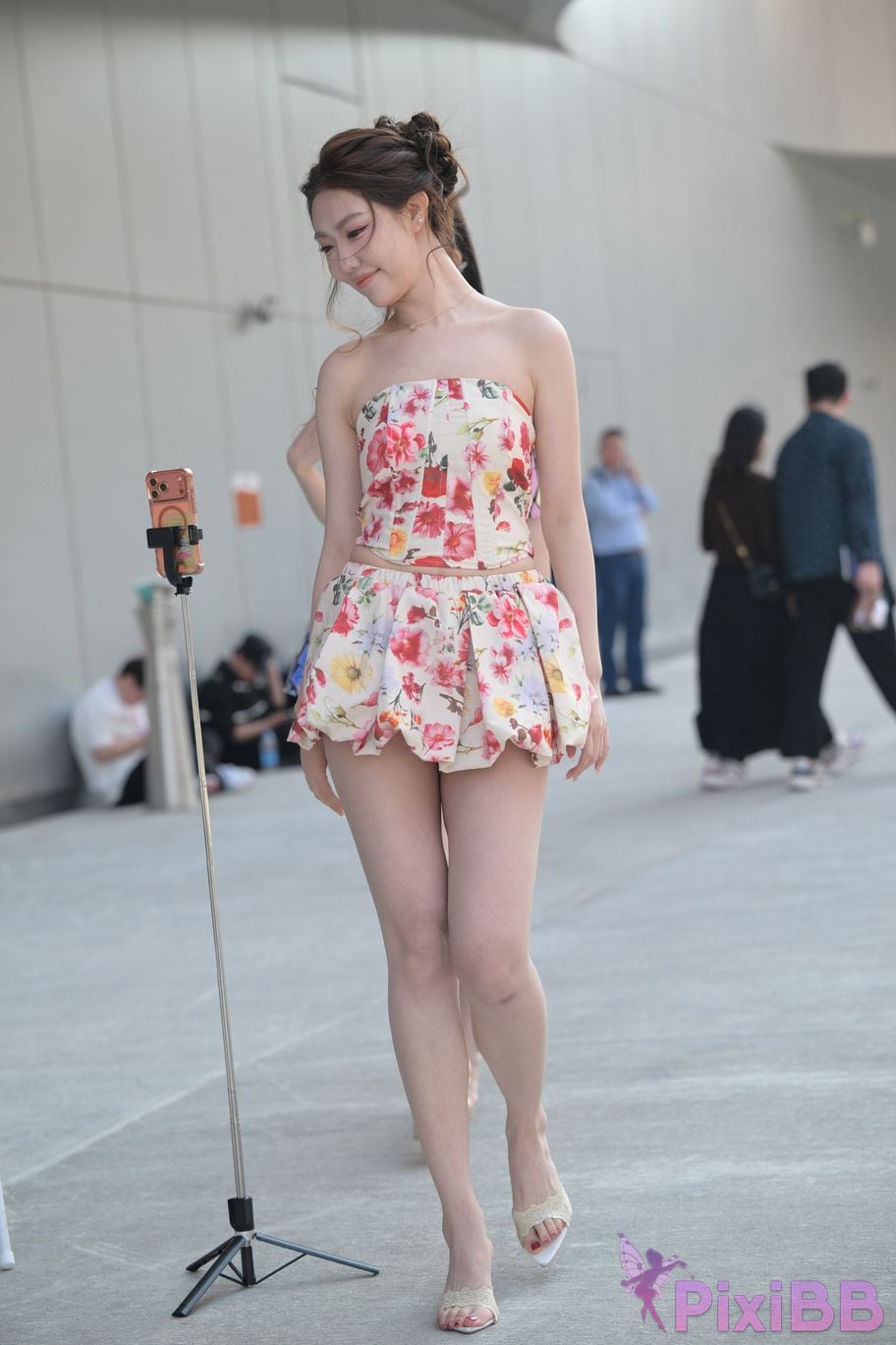 Featured Street Photography Works No.5831 Cool beauty in floral skirt PixiBB.COM 036