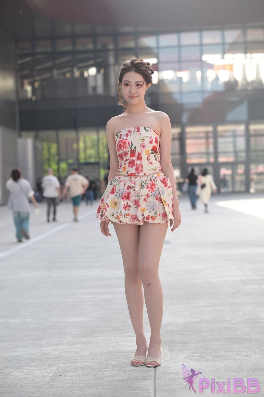 Featured Street Photography Works No.5831 Cool beauty in floral skirt PixiBB.COM 081