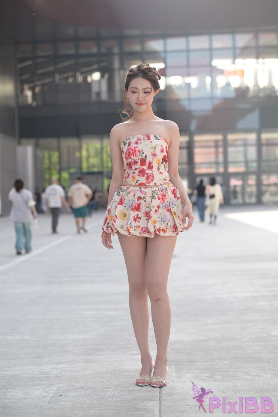 Featured Street Photography Works No.5831 Cool beauty in floral skirt PixiBB.COM 082