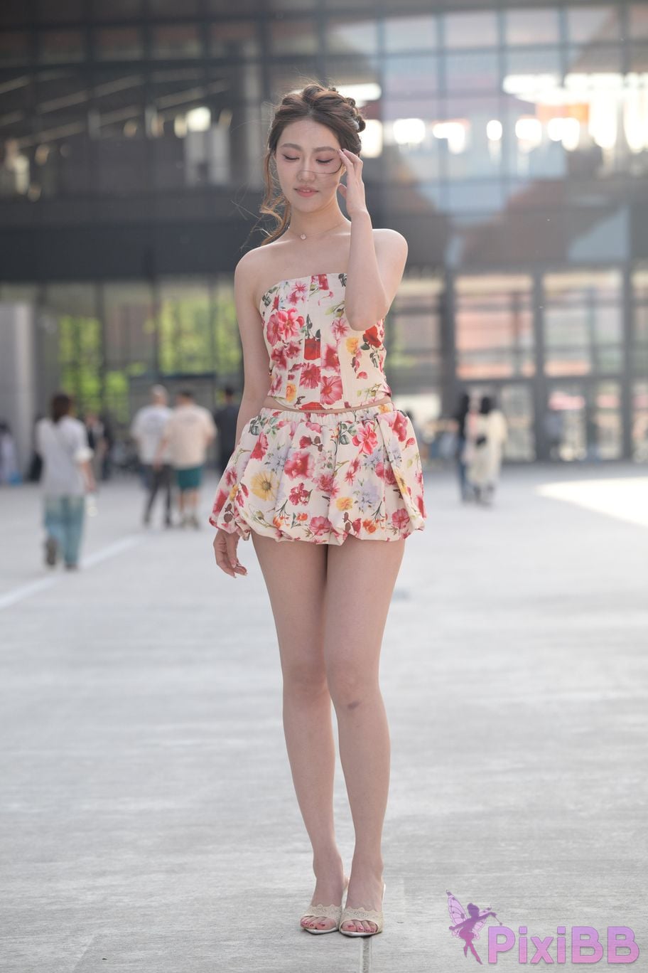 Featured Street Photography Works No.5831 Cool beauty in floral skirt PixiBB.COM 083