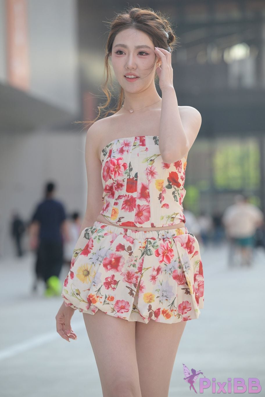 Featured Street Photography Works No.5831 Cool beauty in floral skirt PixiBB.COM 084