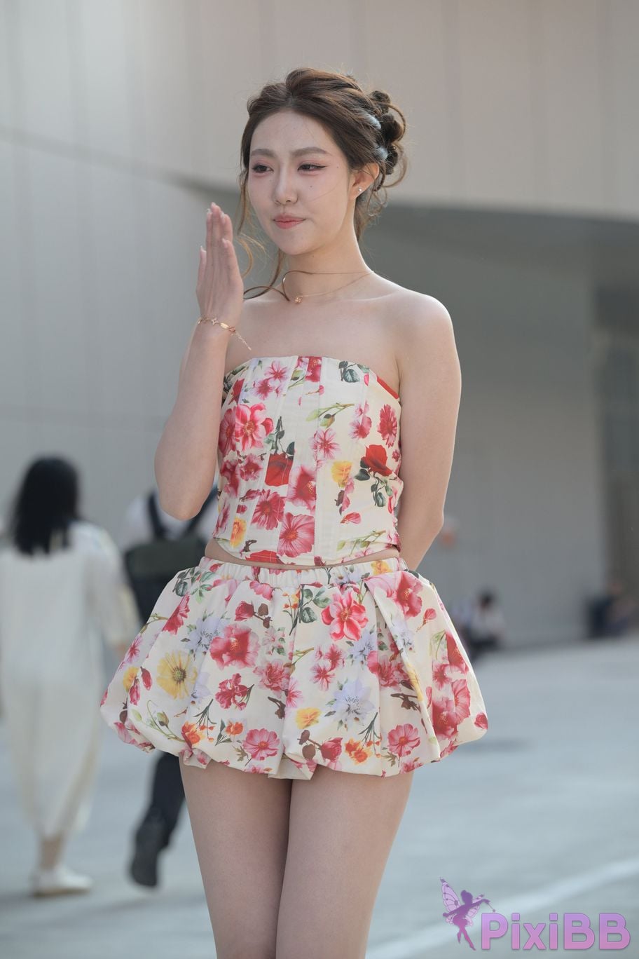Featured Street Photography Works No.5831 Cool beauty in floral skirt PixiBB.COM 086