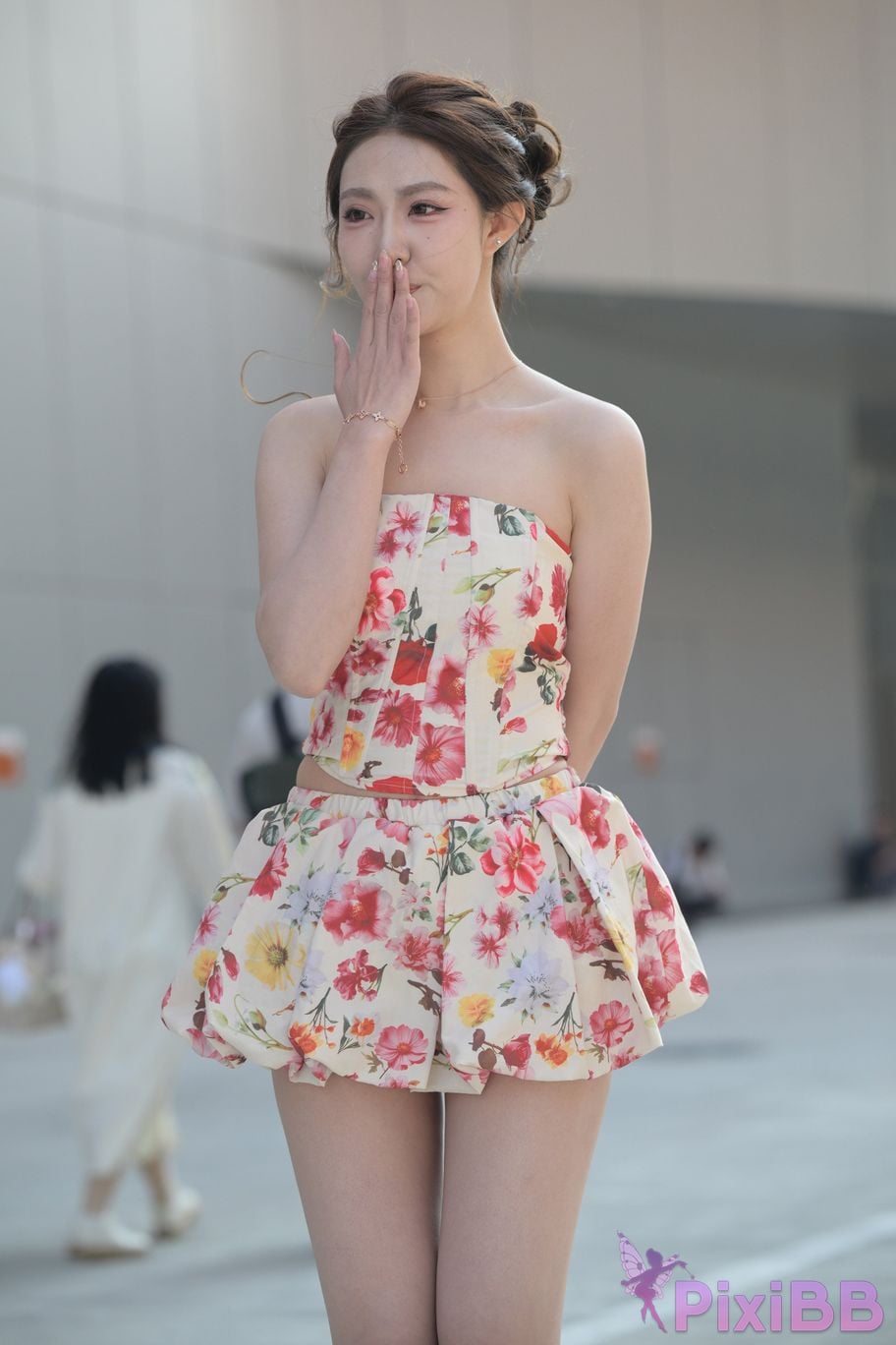 Featured Street Photography Works No.5831 Cool beauty in floral skirt PixiBB.COM 087