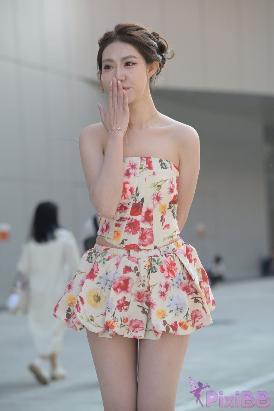 Featured Street Photography Works No.5831 Cool beauty in floral skirt PixiBB.COM 088