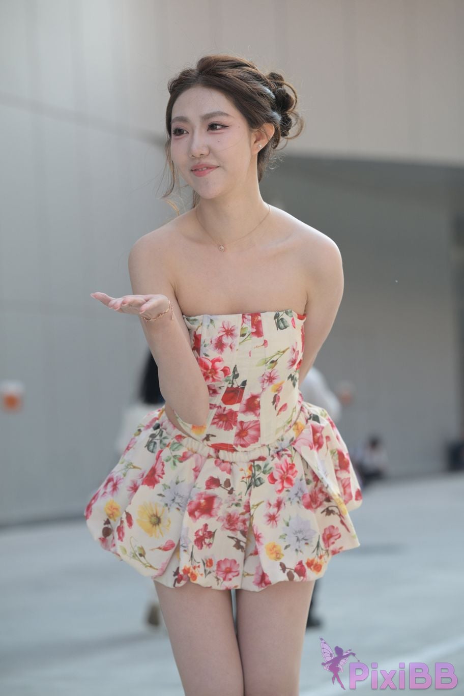 Featured Street Photography Works No.5831 Cool beauty in floral skirt PixiBB.COM 090