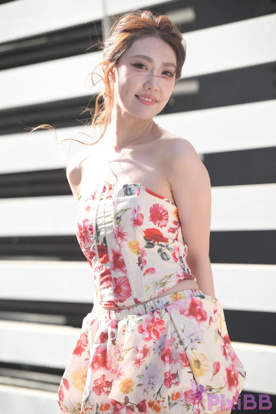 Featured Street Photography Works No.5831 Cool beauty in floral skirt PixiBB.COM 095