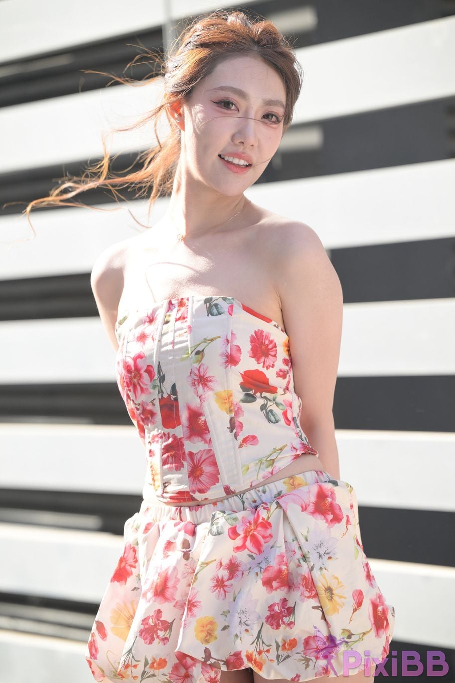 Featured Street Photography Works No.5831 Cool beauty in floral skirt PixiBB.COM 096