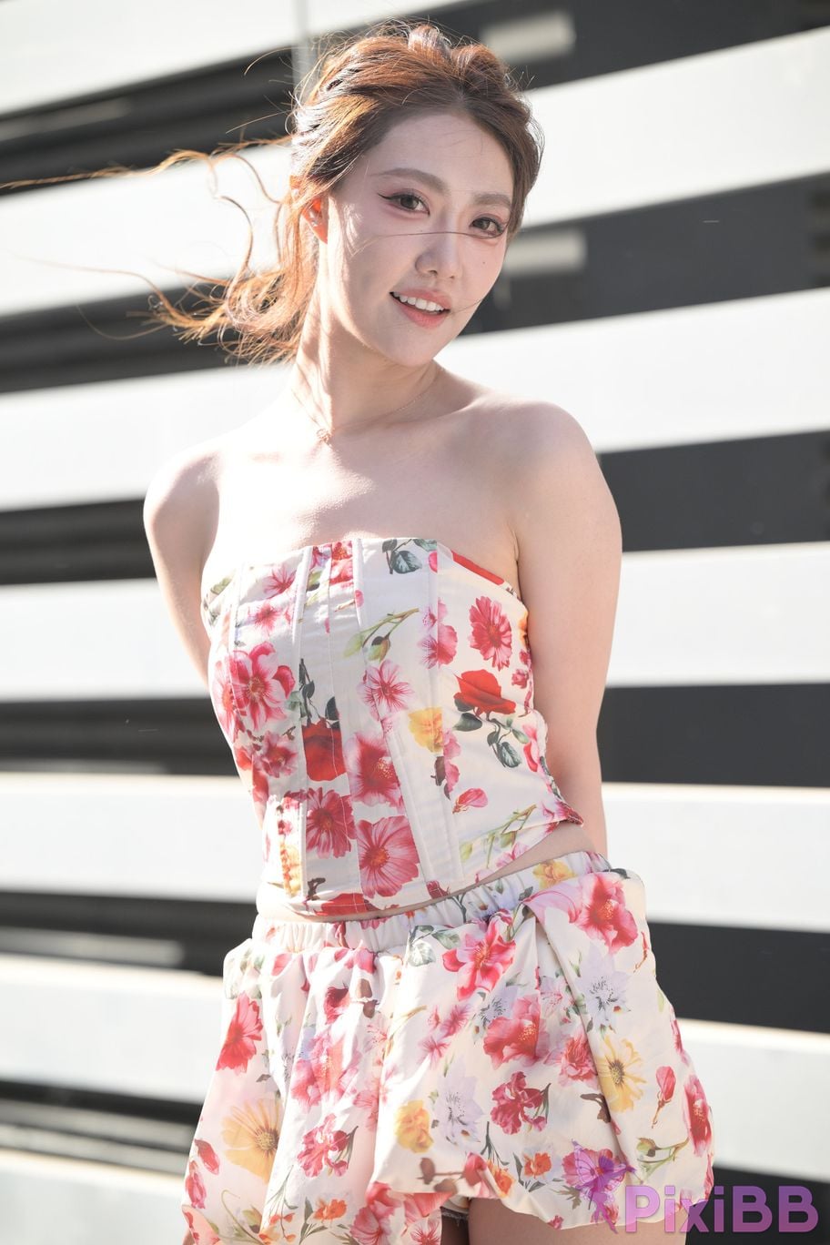 Featured Street Photography Works No.5831 Cool beauty in floral skirt PixiBB.COM 097
