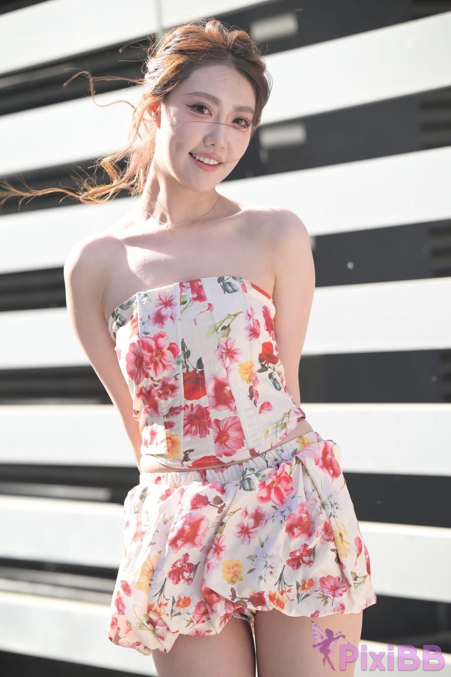 Featured Street Photography Works No.5831 Cool beauty in floral skirt PixiBB.COM 098