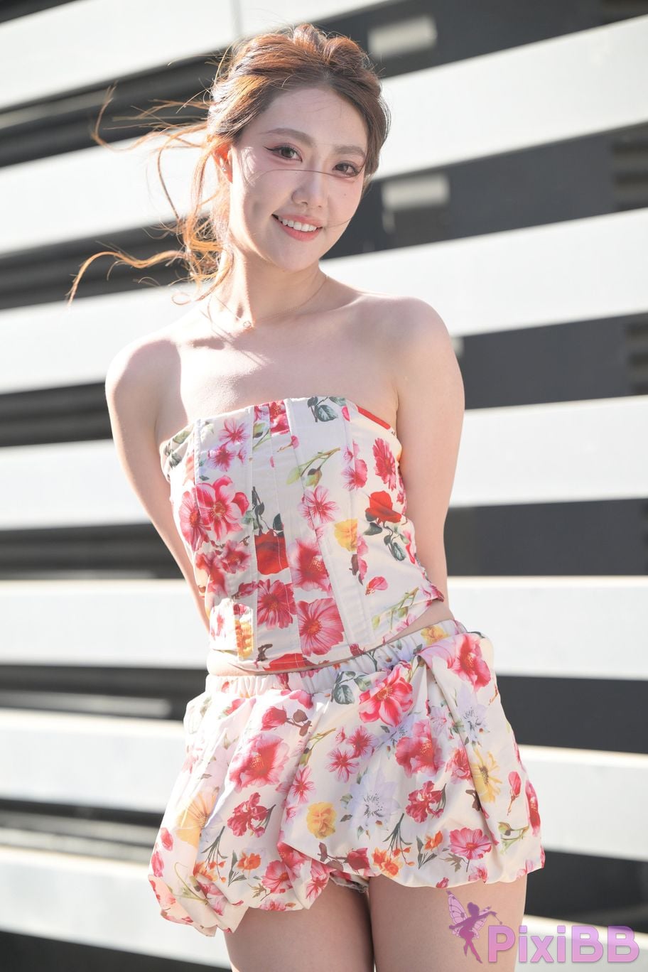 Featured Street Photography Works No.5831 Cool beauty in floral skirt PixiBB.COM 099