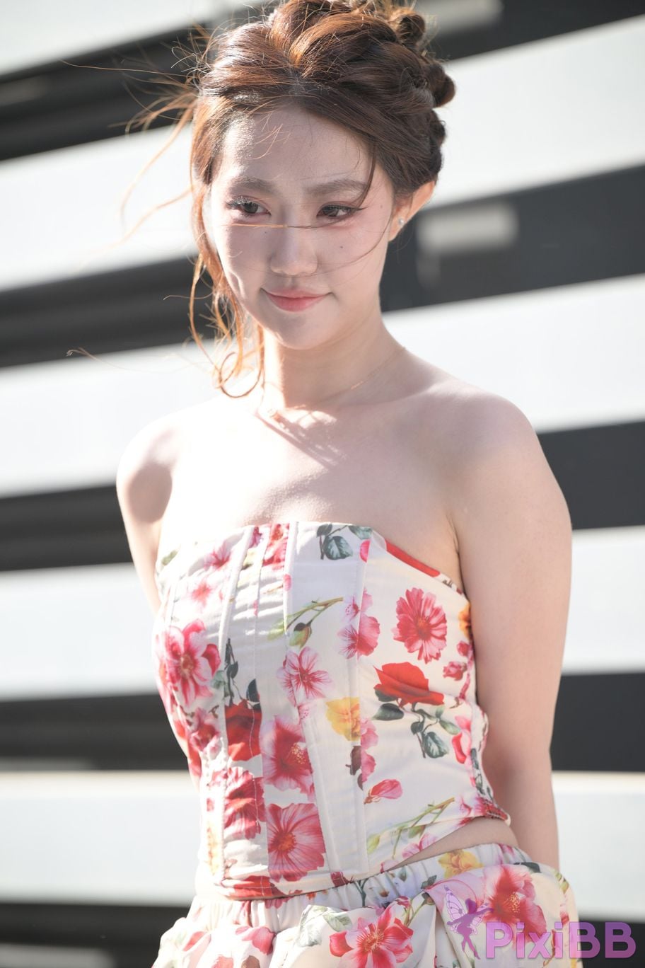 Featured Street Photography Works No.5831 Cool beauty in floral skirt PixiBB.COM 102