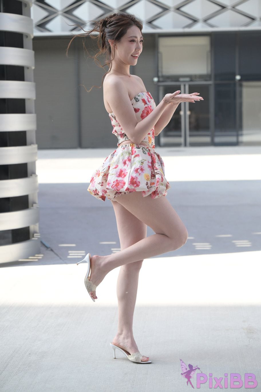 Featured Street Photography Works No.5831 Cool beauty in floral skirt PixiBB.COM 128