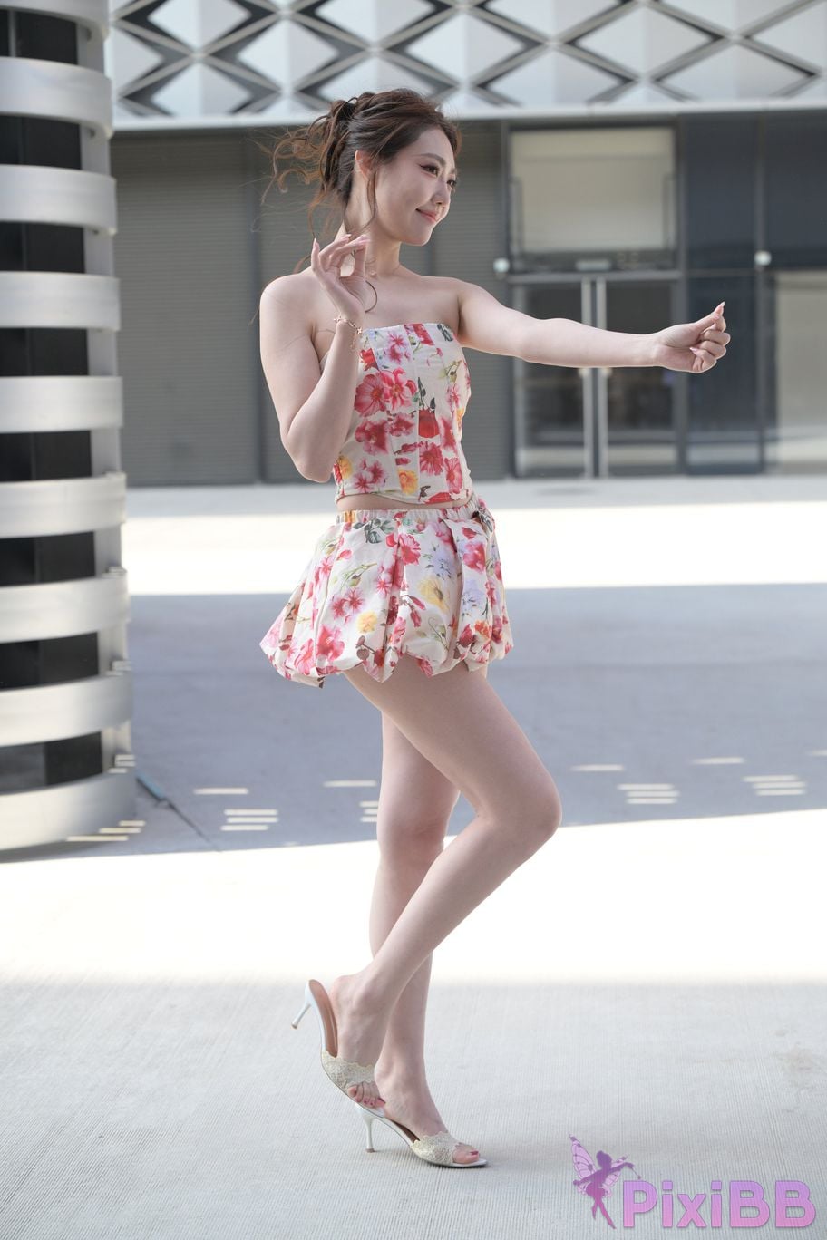 Featured Street Photography Works No.5831 Cool beauty in floral skirt PixiBB.COM 131