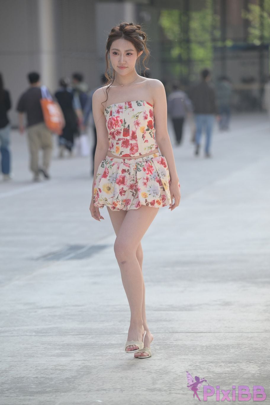 Featured Street Photography Works No.5831 Cool beauty in floral skirt PixiBB.COM 144