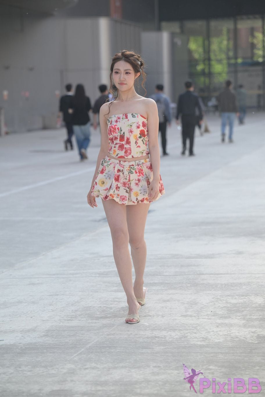Featured Street Photography Works No.5831 Cool beauty in floral skirt PixiBB.COM 145
