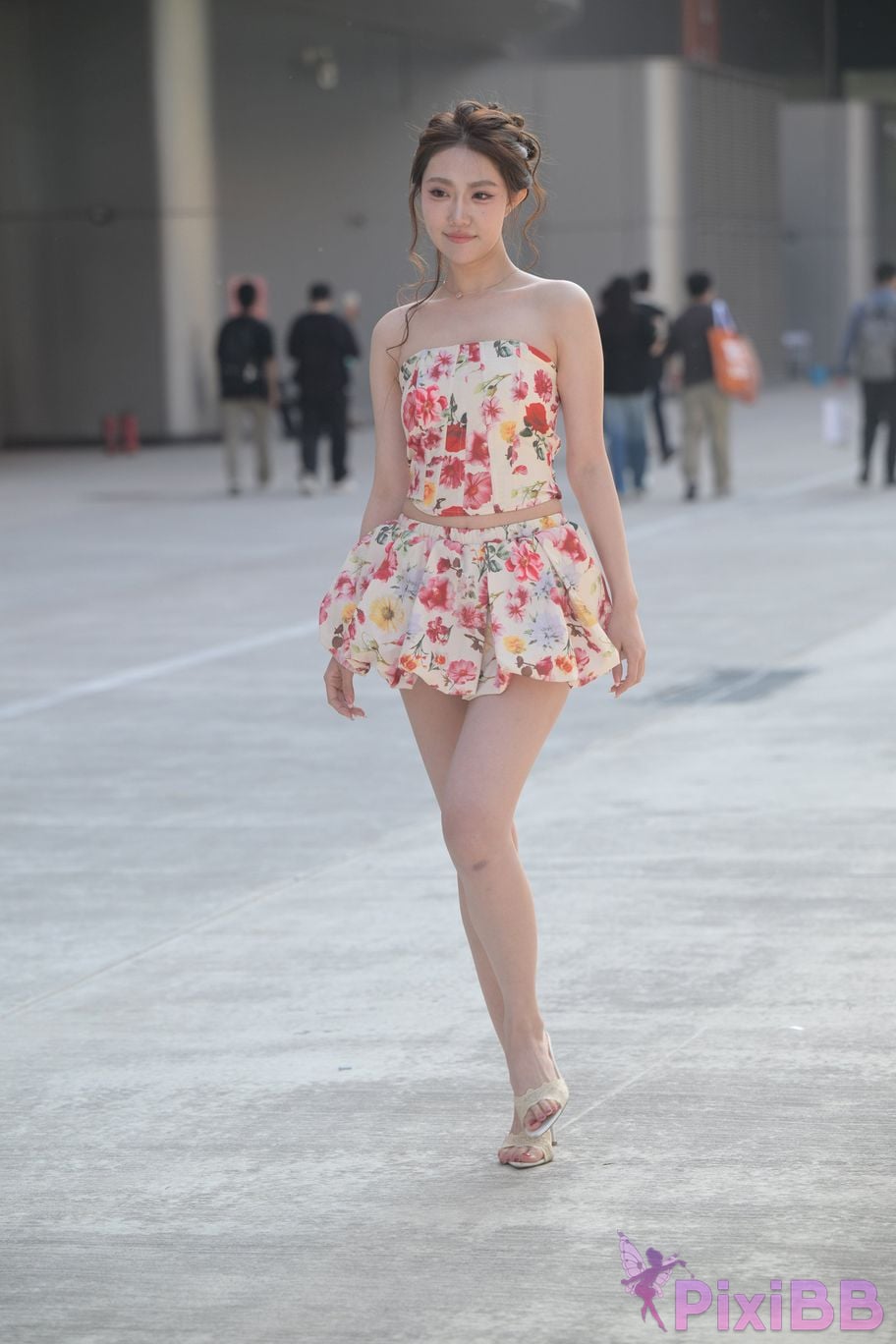 Featured Street Photography Works No.5831 Cool beauty in floral skirt PixiBB.COM 147