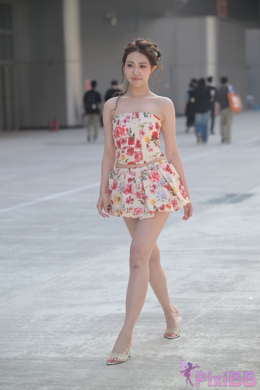 Featured Street Photography Works No.5831 Cool beauty in floral skirt PixiBB.COM 148
