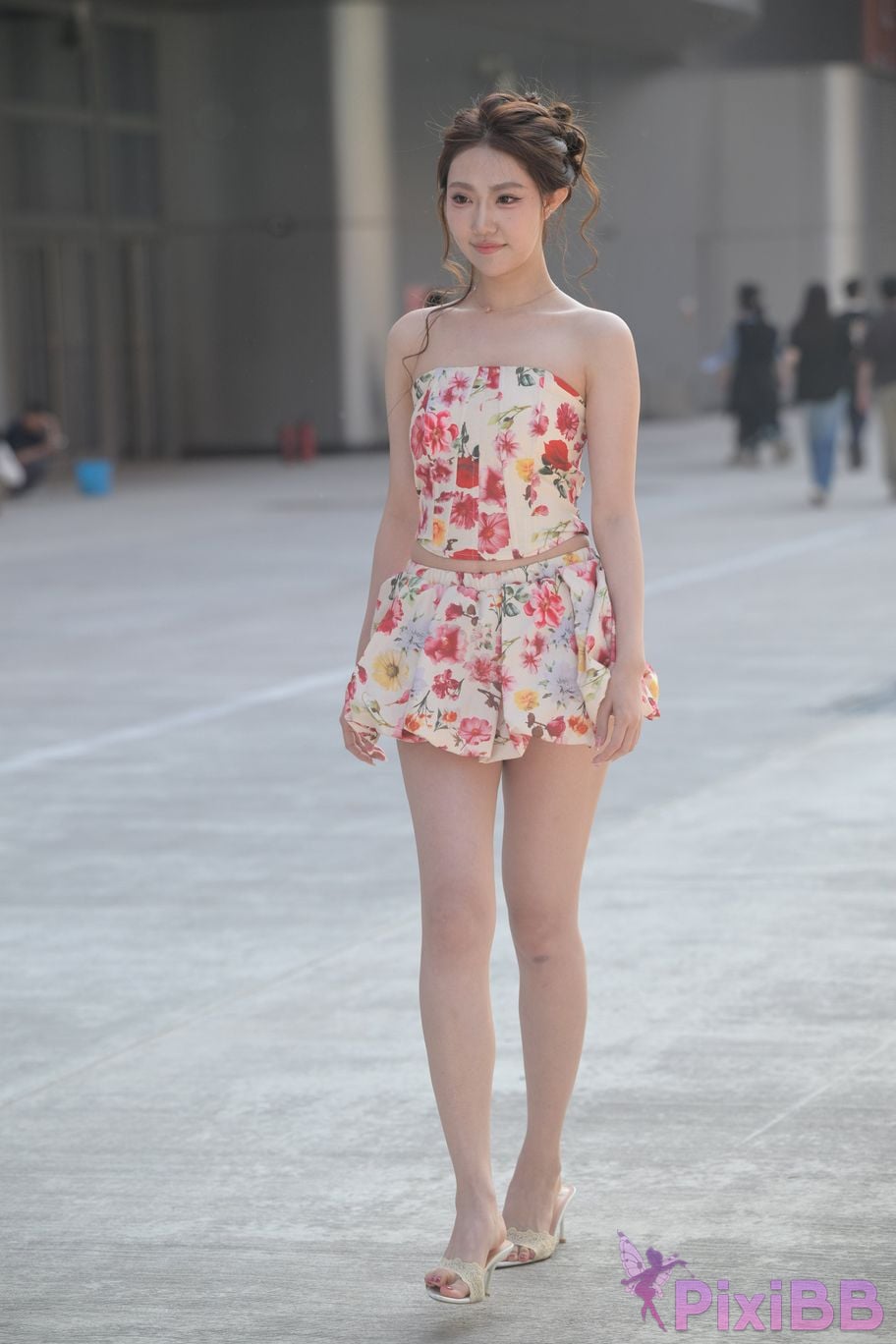Featured Street Photography Works No.5831 Cool beauty in floral skirt PixiBB.COM 150