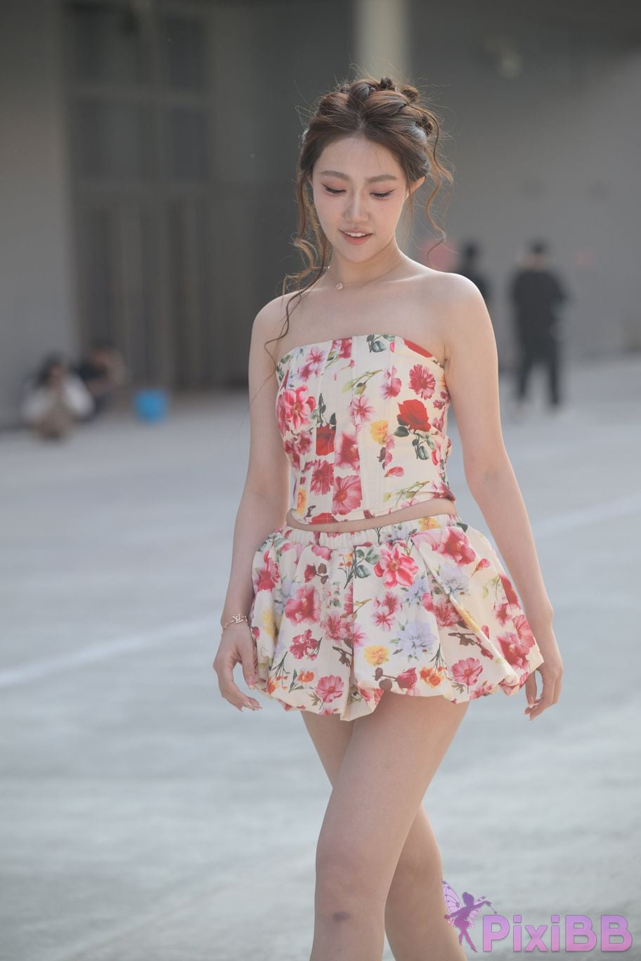 Featured Street Photography Works No.5831 Cool beauty in floral skirt PixiBB.COM 151