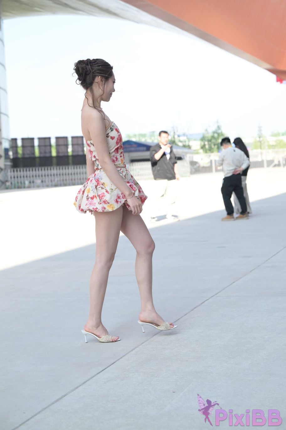 Featured Street Photography Works No.5831 Cool beauty in floral skirt PixiBB.COM 200